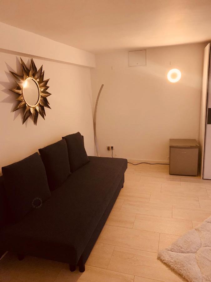 Souterrain Zimmer Mit Separatem Eingang Und Bad Düsseldorf Eksteriør bilde