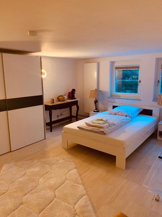 Souterrain Zimmer Mit Separatem Eingang Und Bad Düsseldorf Eksteriør bilde