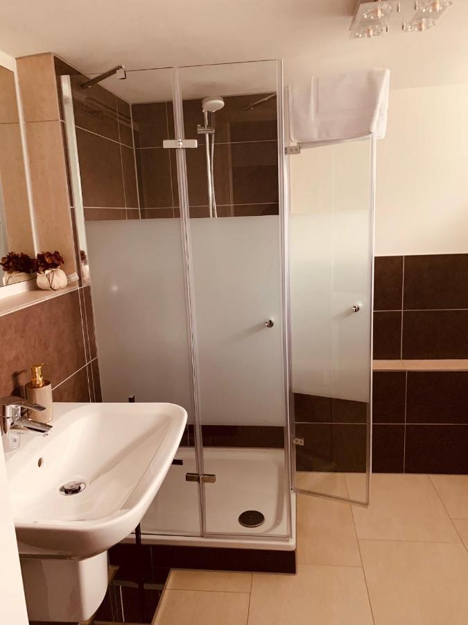 Souterrain Zimmer Mit Separatem Eingang Und Bad Düsseldorf Eksteriør bilde